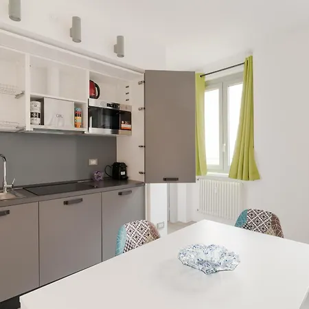 Guesthost - Modern Precotto Apartmán *