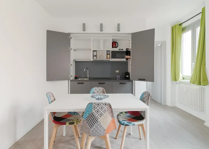 Guesthost - Modern Precotto Milán